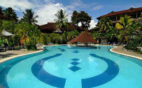 Swimming Pool di Santika Premiere Seaside Resort Manado