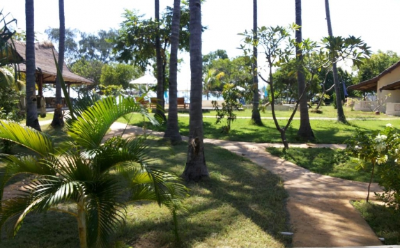 Tampilan Taman Hotel di Satu Tiga Resort