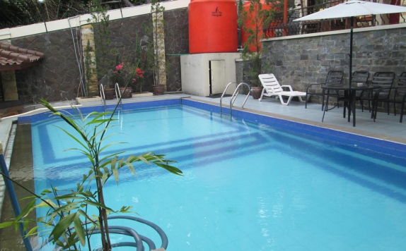 Swimming pool di Scarlet Dago Bukit Pakar