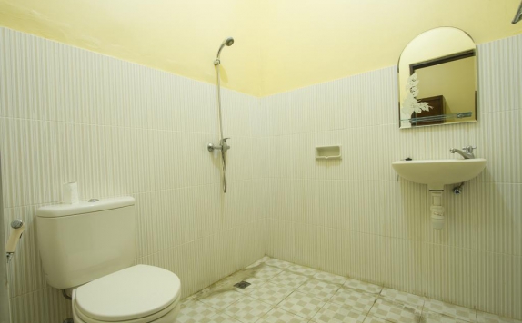 Tampilan Bathroom Hotel di Seminyak Point Guest House