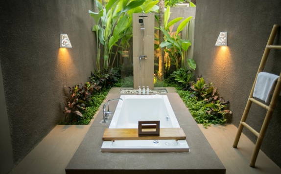 Bathroom di Senetan Villas and Spa Resort