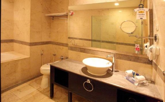 bathroom di Serela Riau Bandung Hotel