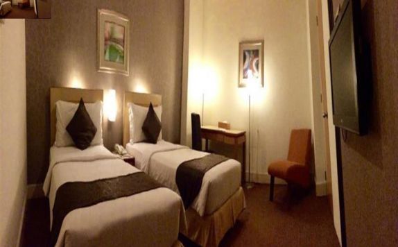 guest room twin bed di Serela Riau Bandung Hotel