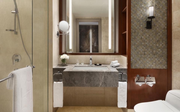 Tampilan Bathroom Hotel di Shangri-la Hotel Surabaya