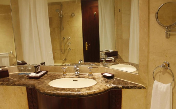 bathroom di Sheraton Bandara Hotel