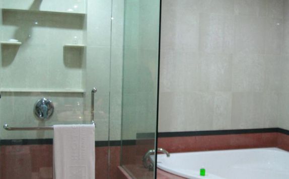 bathroom di Sibayak Internasional