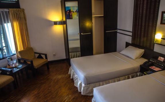 guest room twin bed di Sibayak Internasional