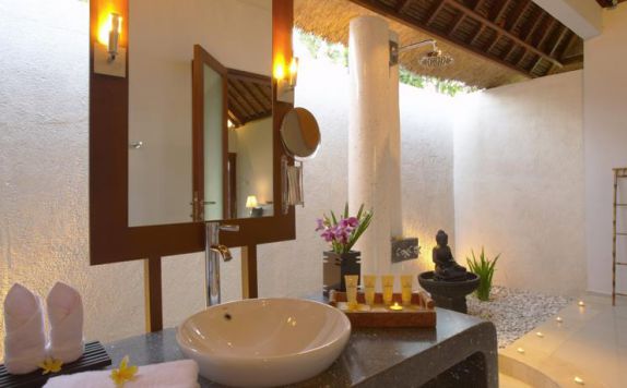 Bathroom di Siddhartha Ocean Front Resort & Spa