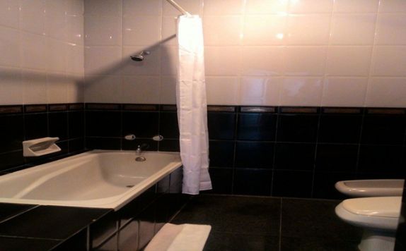 bathroom di Sinabung Hotel
