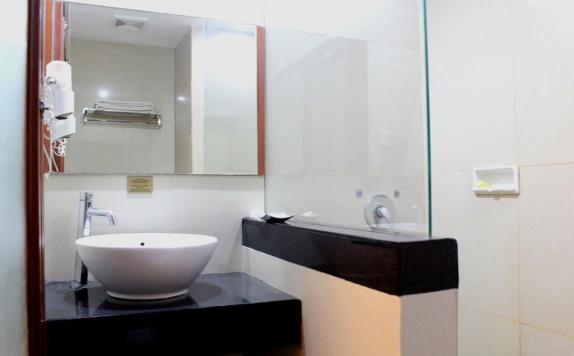 Bathroom di Singgasana Hotel Makassar