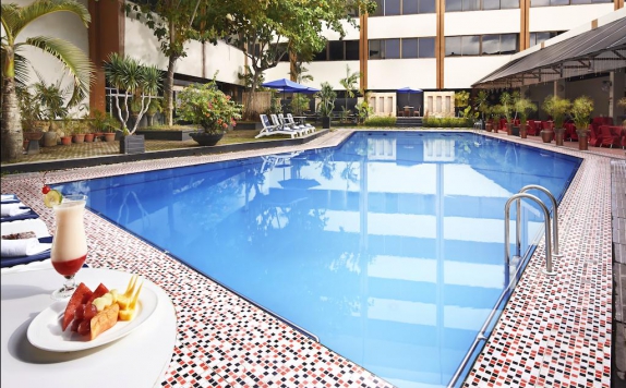Swimming Pool di Singgasana Hotel Makassar