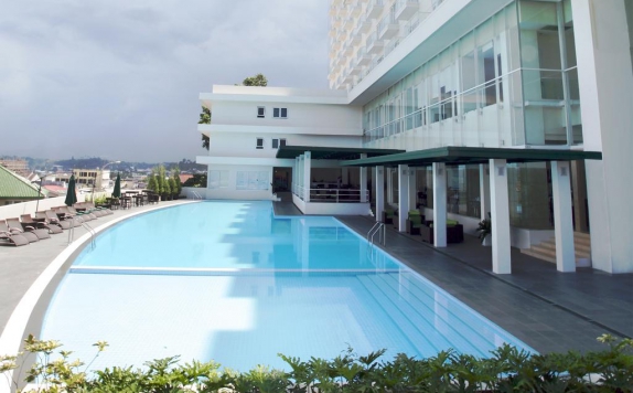 Swimming pool di Sintesa Peninsula Hotel