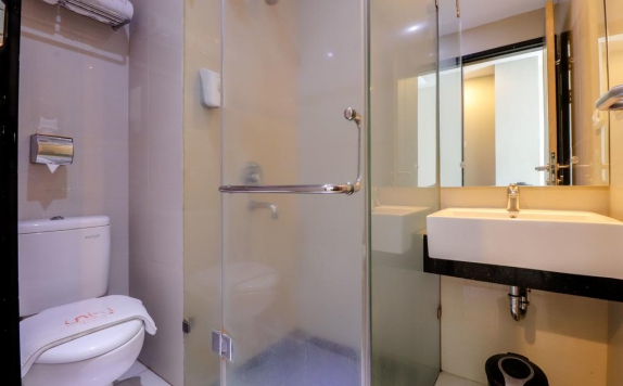 Tampilan Bathroom Hotel di Sofyan Inn Hotel Unisi Yogyakarta