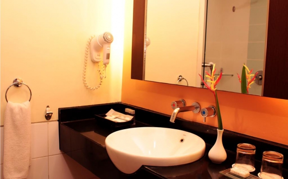 Bathroom di Solo Paragon Hotel & Residences