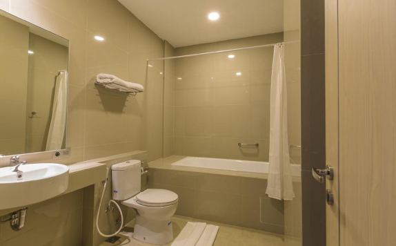 Bathroom di Sparks Hotel Sukabumi