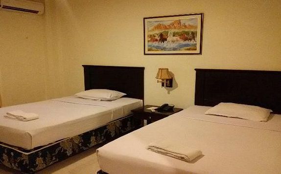 twin bed di Srikandi Hotel Mamuju