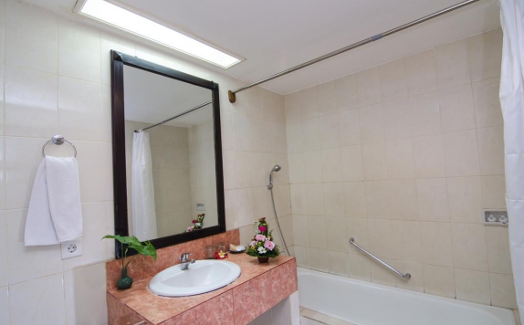 Tampilan Bathroom Hotel di Sri Phala Resort and Villa