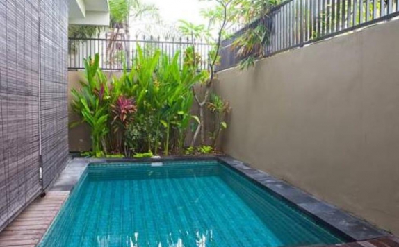 swimming pool di Sri Ratu Villa & Boutique Hotel