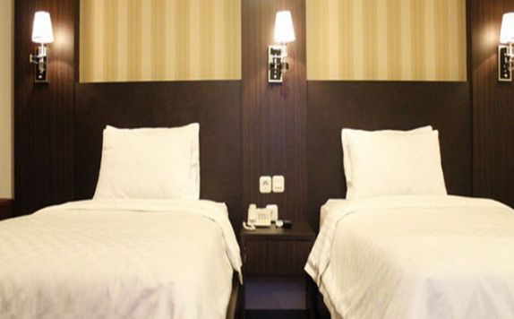 guest room twin bed di Stefani City Hotel