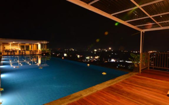 swimming pool di Student Park Hotel Apartment Yogyakarta