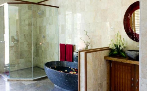 bathroom di Suara Air Luxury Villa