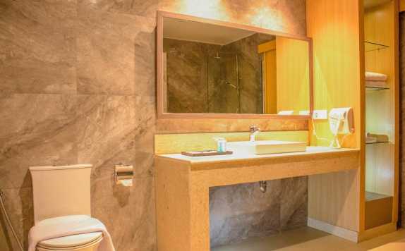 Bathroom di SUNI GARDEN LAKE HOTEL & RESORT