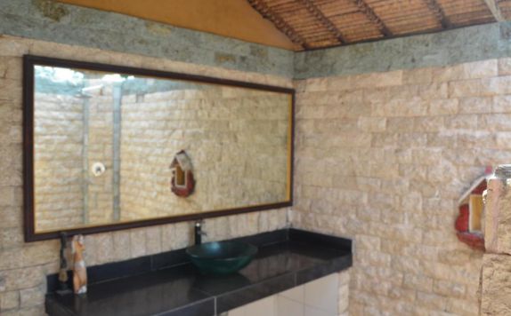 bathroom di Sunset Villa & Cafe Lembongan