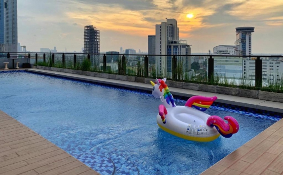 Swimming pool di Surabaya River View Hotel