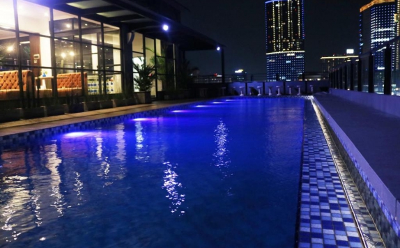 Swimming pool di Surabaya River View Hotel