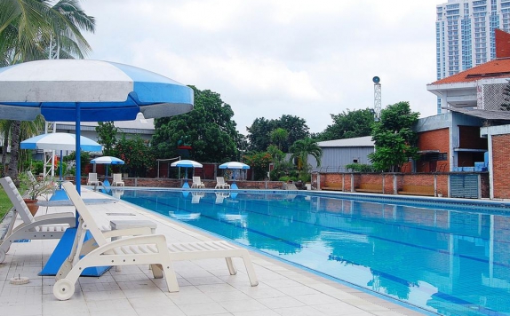 Swimming Pool di Surabaya Suites Hotel