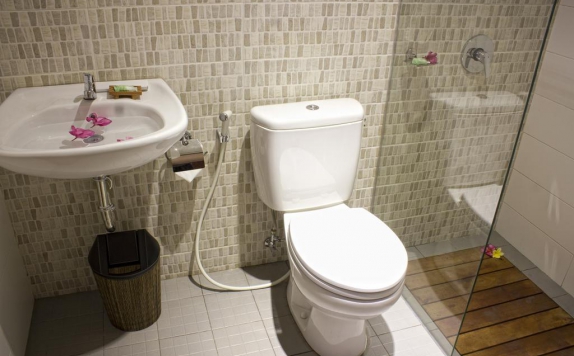 Tampilan Bathroom Hotel di Sura Inn Ubud