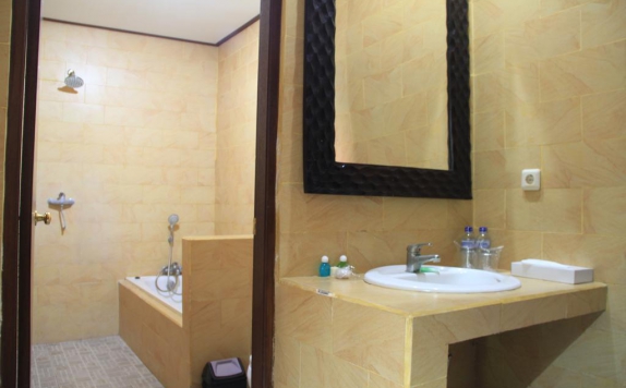 Bathroom di Suriwathi Beach Hotel