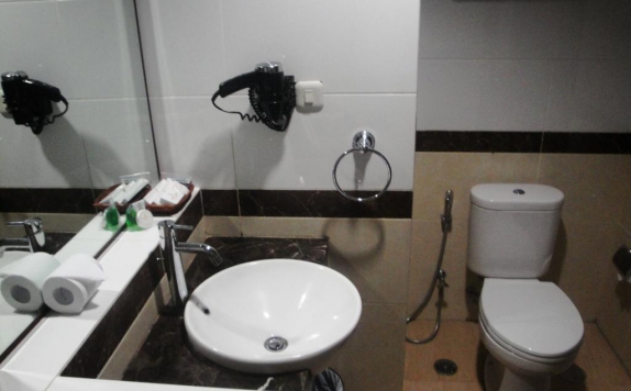Bathroom di Sutanraja Convention & Recreation