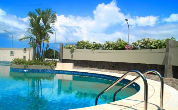 Swimming Pool di Sutanraja Hotel Amurang Manado