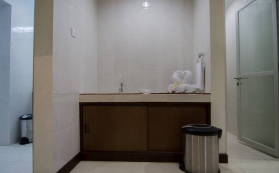 Tampilan Bathroom Hotel di Sutan Raja Hotel Kolaka