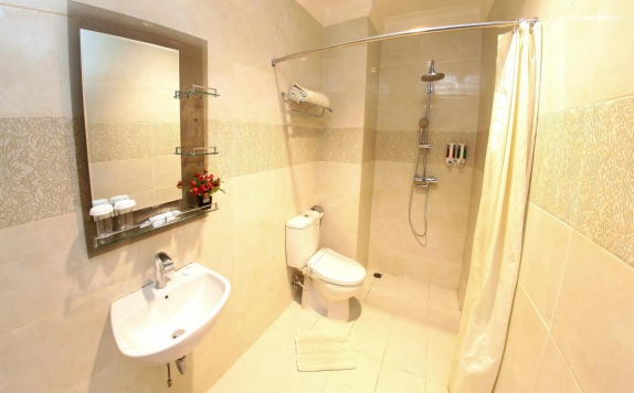 bathroom di Sutomo Hotel