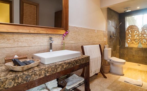 Deluxe Bathroom di Svarga Loka Resort