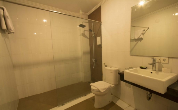 Bathroom Hotel di Svarna Hotel Sanur