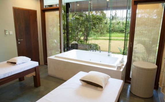 Tampilan Bathroom Hotel di Swarapadi Villa