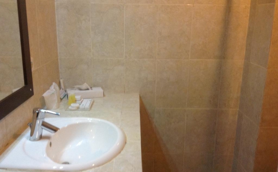 Bathroom di Swarna Dwipa Hotel