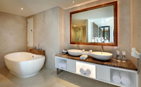Tampilan Bathroom Hotel di Swiss-Belboutique Yogyakarta