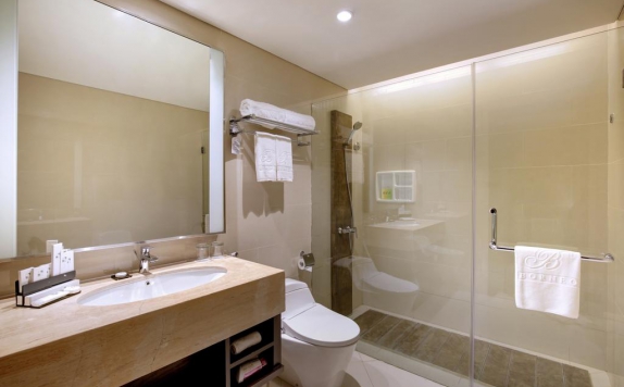 bathroom di Swiss-Belhotel Borneo Banjarmasin