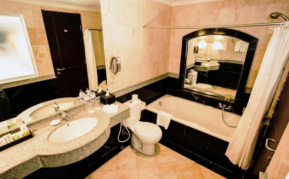 Bathroom di Swiss-Belhotel Borneo Samarinda