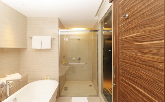 Tampilan Bathroom Hotel di Swiss-Belhotel Cirebon