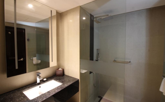 Tampilan Bathroom Hotel di Swiss-Belhotel Harbour Bay