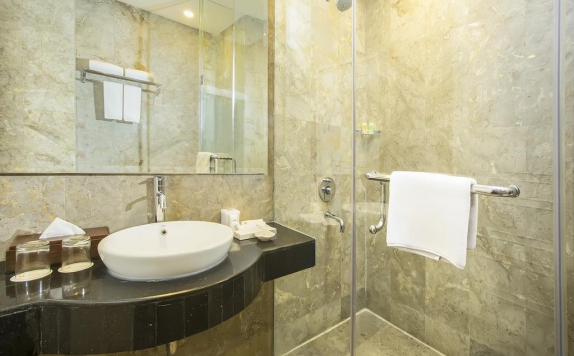 Bathroom di Swiss-Belhotel Lampung