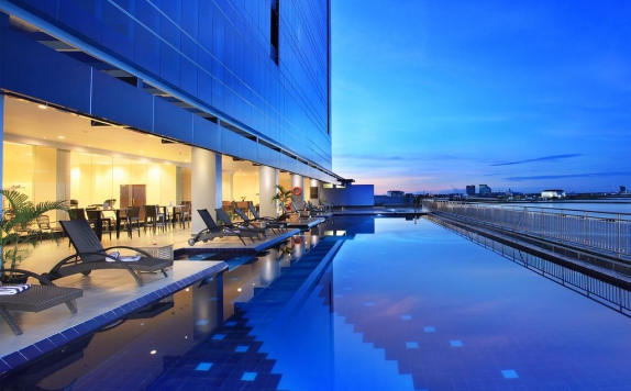 Swimming pool di Swiss-Belhotel Makassar