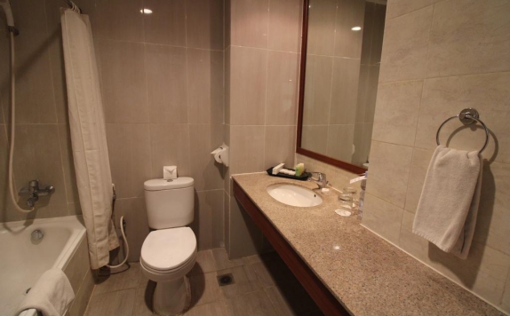 bathroom di Swiss-Belhotel Manokwari