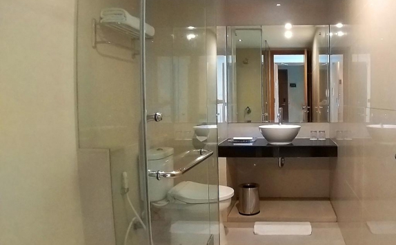Tampilan Bathroom Hotel di Swiss-Belinn Gajah Mada Medan