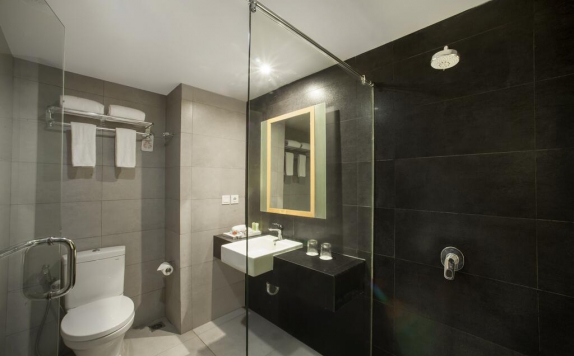 Bathroom di Swiss-Belinn Legian Hotel